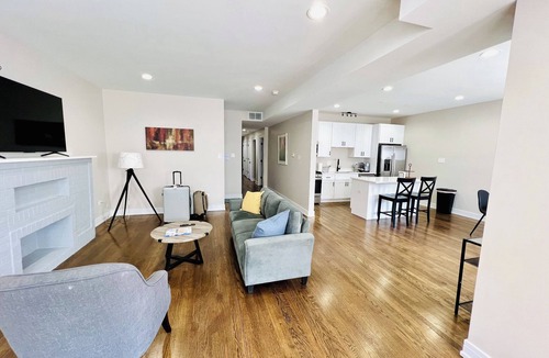 South Shore Condo | Beautiful, modern 3 bed 2 bath condo near Hyde Park, Obama Center and Lakefront