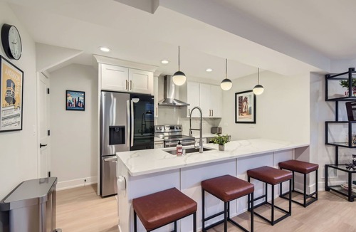 Andersonville Condo | Beautiful Newly Renovated 3BR/2BA in the Heart of Andersonville