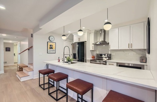 Andersonville Condo | Beautiful Newly Renovated 3BR/2BA in the Heart of Andersonville