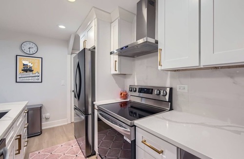 Andersonville Condo | Beautiful Newly Renovated 3BR/2BA in the Heart of Andersonville