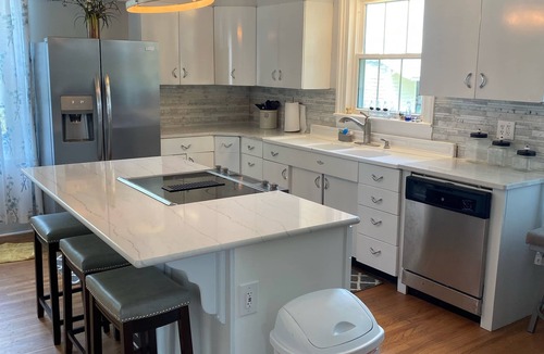 Elco House | Beautiful newly renovated farm house overlooking 5 acre lake. *New Rates *