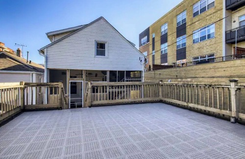 West Lakeview House | Beautiful Roscoe Village/Hamlin Park 4 bed 3 bath.