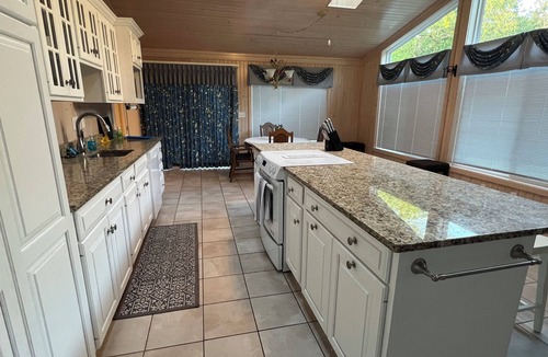 Moline House | Beautiful, spacious and quiet house in the heart of Moline.