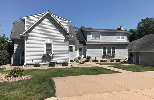 Moline House | Beautiful, spacious and quiet house in the heart of Moline.