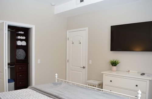 Edgewater Beach House | Beautiful, Spotless 4000 sqf House near Wrigley/Cubs, Lake, Nightlife, Groceries