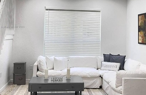 Miramar Apartment | Beautiful Studio apartment (627871) by Houzlet