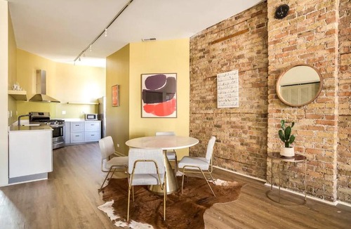 River North Apartment | BEAUTIFULLY remodeled flat DOWNTOWN - Sleeps 10!