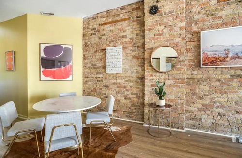 River North Apartment | BEAUTIFULLY remodeled flat DOWNTOWN - Sleeps 10!