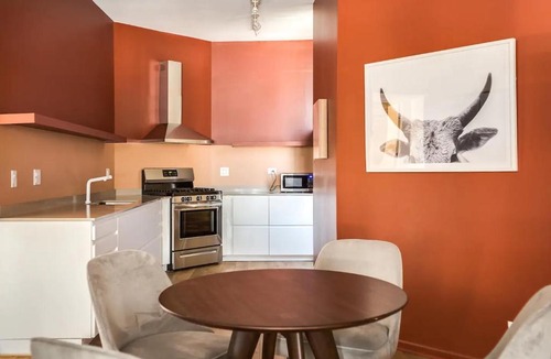 River North Apartment | BEAUTIFULLY remodeled flat downtown - Sleeps 10!