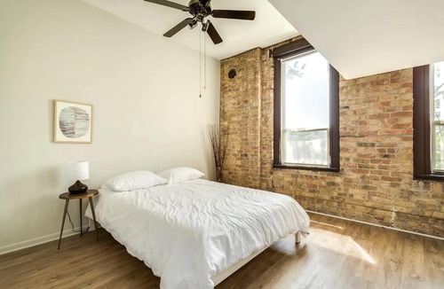 River North Apartment | BEAUTIFULLY remodeled flat downtown - Sleeps 10!