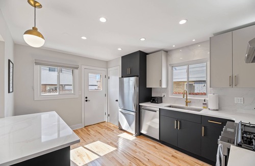Des Plaines House | Beautifully Renovated 4 bedroom/2.1 Bathroom Townhome in Des Plaines!