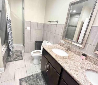 Grand Boulevard House | Beautifully Renovated House 10 mins from Downtown
