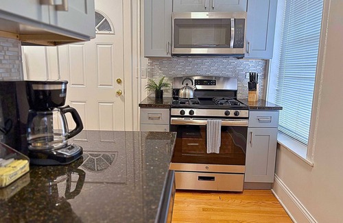 Wrigleyville Apartment | Beautifully Set Up 2BR Space