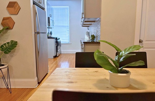 Wrigleyville Apartment | Beautifully Set Up 2BR Space