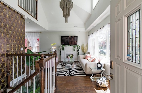 Chicago House | Bee's Knees - Ritzy, 1924 Hollywoodesque Bungalow