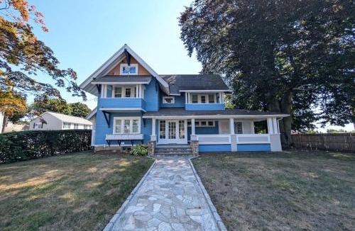 Bridgeport House | Beechmont-Charming Colonial for Events and Getaways!