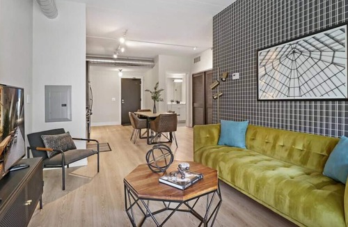 Lakeview Apartment | BEL2 Beautiful Belmont 1BR Apt w/ In-Unit Washer/Dryer