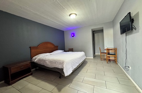 Woodlawn Hotel | Best Motel By OYO Chicago I-90
