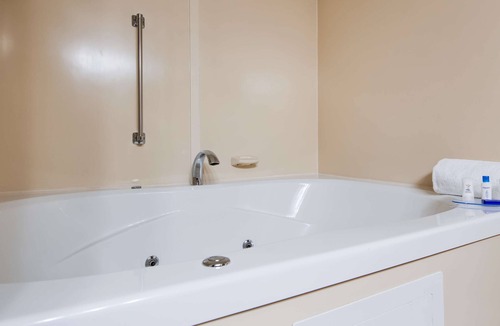 Effingham Hotel | Best Western Delta Inn
