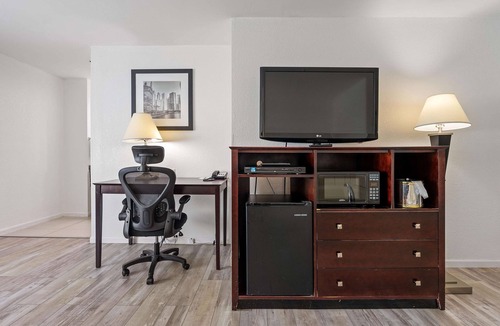 Westmont Hotel | Best Western Oakbrook Inn