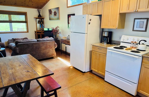 Alto Pass House | Betty's Vineyard House - On the Shawnee Wine Trail - Walk to/from the Winery!