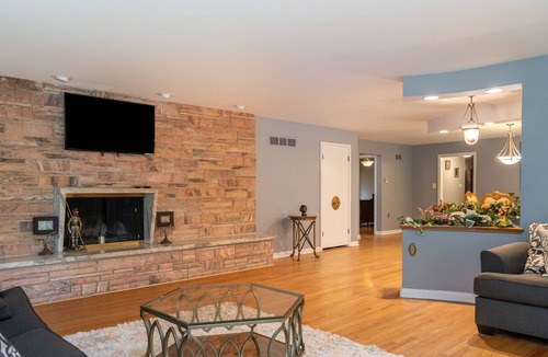 Beverly House | Beverly Place - 4BR/4BA Luxury!