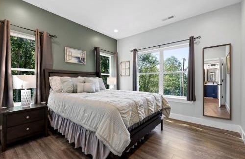 Rossville House | Big Elegant Cabin with Jacuzzi and Equipped Deck in Georgia