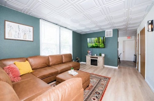 Champaign House | BIG house- Central location 6 blocks to campus