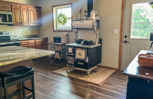 Sullivan House | Binion Lodge: Wooded Privacy Near Lake Shelbyville