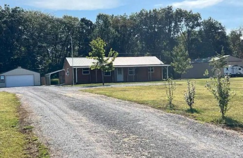 Benton Cabin | Black Bear Cabin, Gaming room and Boat parking