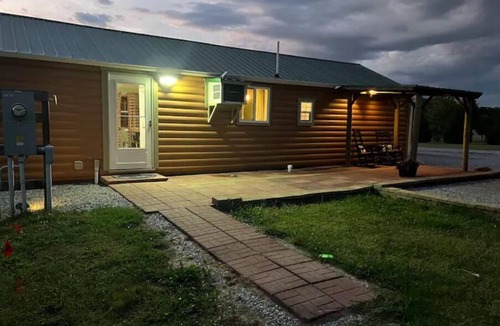 Benton Cabin | Black Bear Cabin, Gaming room and Boat parking