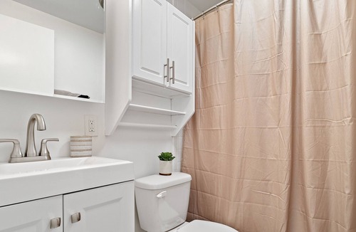 Springfield Apartment | Black Coffee Suite | State Capitol & Med District