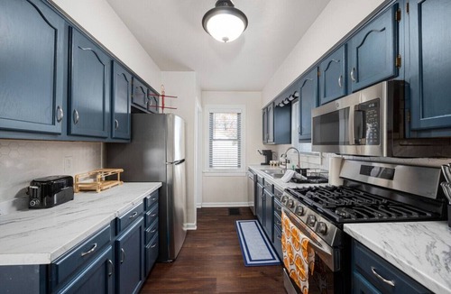 Peoria House | Blue Haven Cottage | Spacious 2BD in the Heights