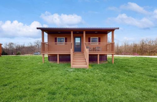 Murphysboro Hotel | Blue Line Resort Cabin #1