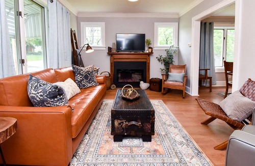 Peoria Heights House | Bluebird Beauty in the Heights! Large 3bd/2 bth close to everything in Heights!