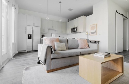 Highland Apartment | Blueground | Domain, BBQ, Pool, Gym, Walk to Q2