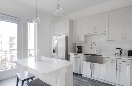 Highland Apartment | Blueground | Domain, BBQ, Pool, Gym, Walk to Q2
