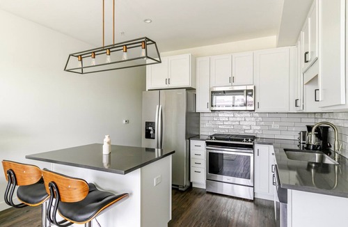Elmhurst Apartment | Blueground | Elmhurst, pool, nr Elmhurst Art Museum