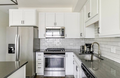 Elmhurst Apartment | Blueground | Elmhurst, pool, nr Elmhurst Art Museum