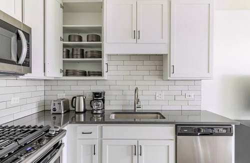 Elmhurst Apartment | Blueground | Elmhurst, pool, nr Elmhurst Art Museum