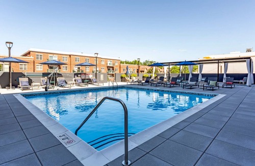 Elmhurst Apartment | Blueground | Elmhurst, pool, nr Elmhurst Art Museum