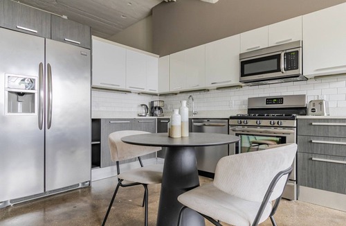 West Loop Apartment | Blueground | Fulton Market, gym & AC, nr park