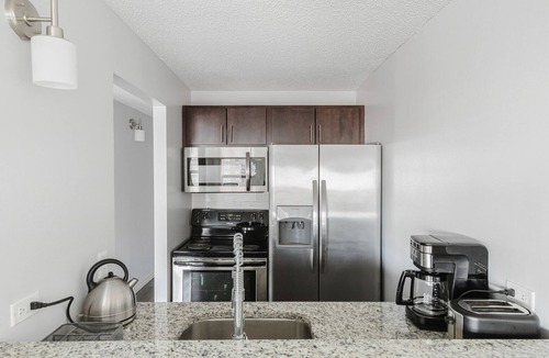 Rush and Division Apartment | Blueground | Gold Coast, BBQ & gym, nr Hancock