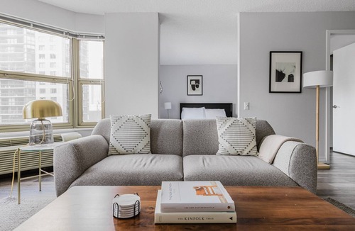 Rush and Division Apartment | Blueground | Gold Coast, BBQ & gym, nr Hancock