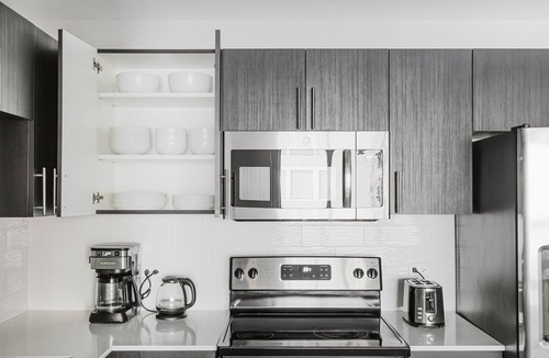 Rush and Division Apartment | Blueground | Gold Coast, rooftop & gym, nr Hancock