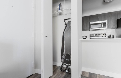Rush and Division Apartment | Blueground | Gold Coast, rooftop & gym, nr Hancock