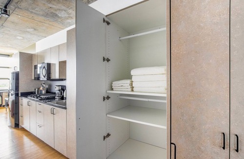 River North Apartment | Blueground | Goose Island, lounge, nr Lincoln Park