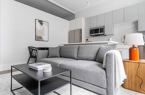 Greektown Apartment | Blueground | Greektown, bbq, gym, nr Willis Tower