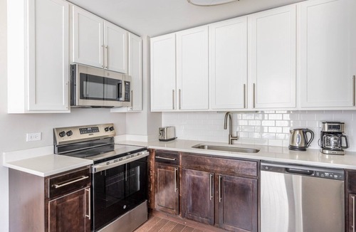 Near North Side Apartment | Blueground | Near North, pool, nr Chicago River