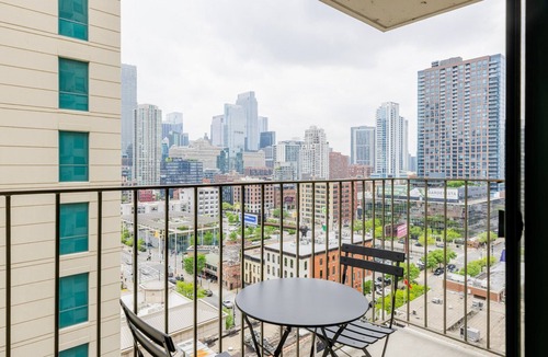 Near North Side Apartment | Blueground | Near North, pool, nr Chicago River